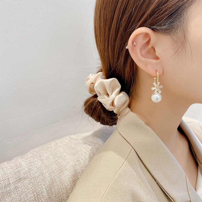 Nihaojewelry Wholesale Jewelry New Retro Flower Pearl Diamond Earrings display picture 7