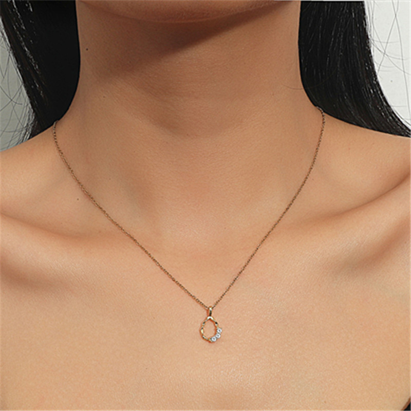 Wholesale Jewelry Simple Hollow Oval Diamond Pendant Titanium Steel Necklace Nihaojewelry display picture 2