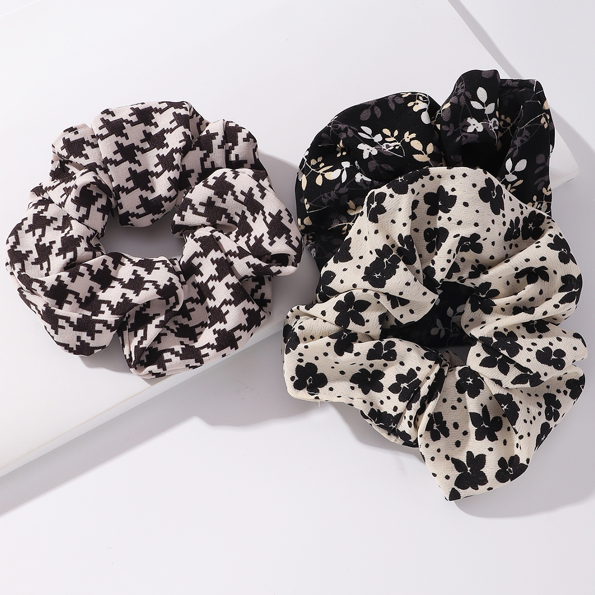 Wholesale Retro Floral Leopard Rubber Band Hair Scrunchies Nihaojewelry display picture 5