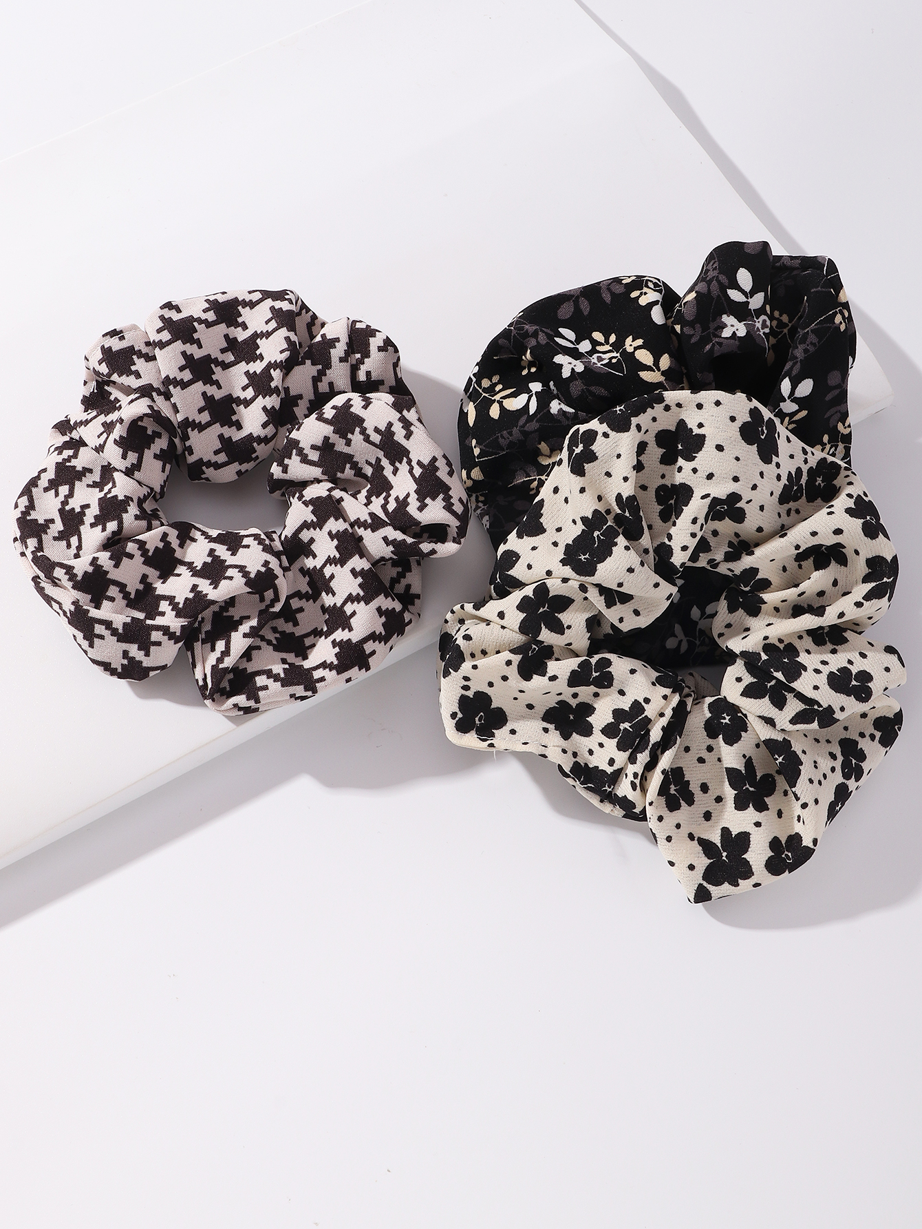 Wholesale Retro Floral Leopard Rubber Band Hair Scrunchies Nihaojewelry display picture 6