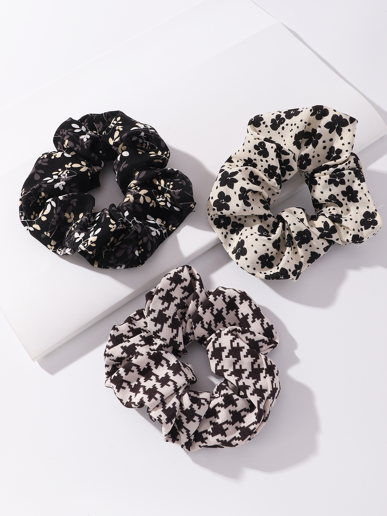 Wholesale Retro Floral Leopard Rubber Band Hair Scrunchies Nihaojewelry display picture 7