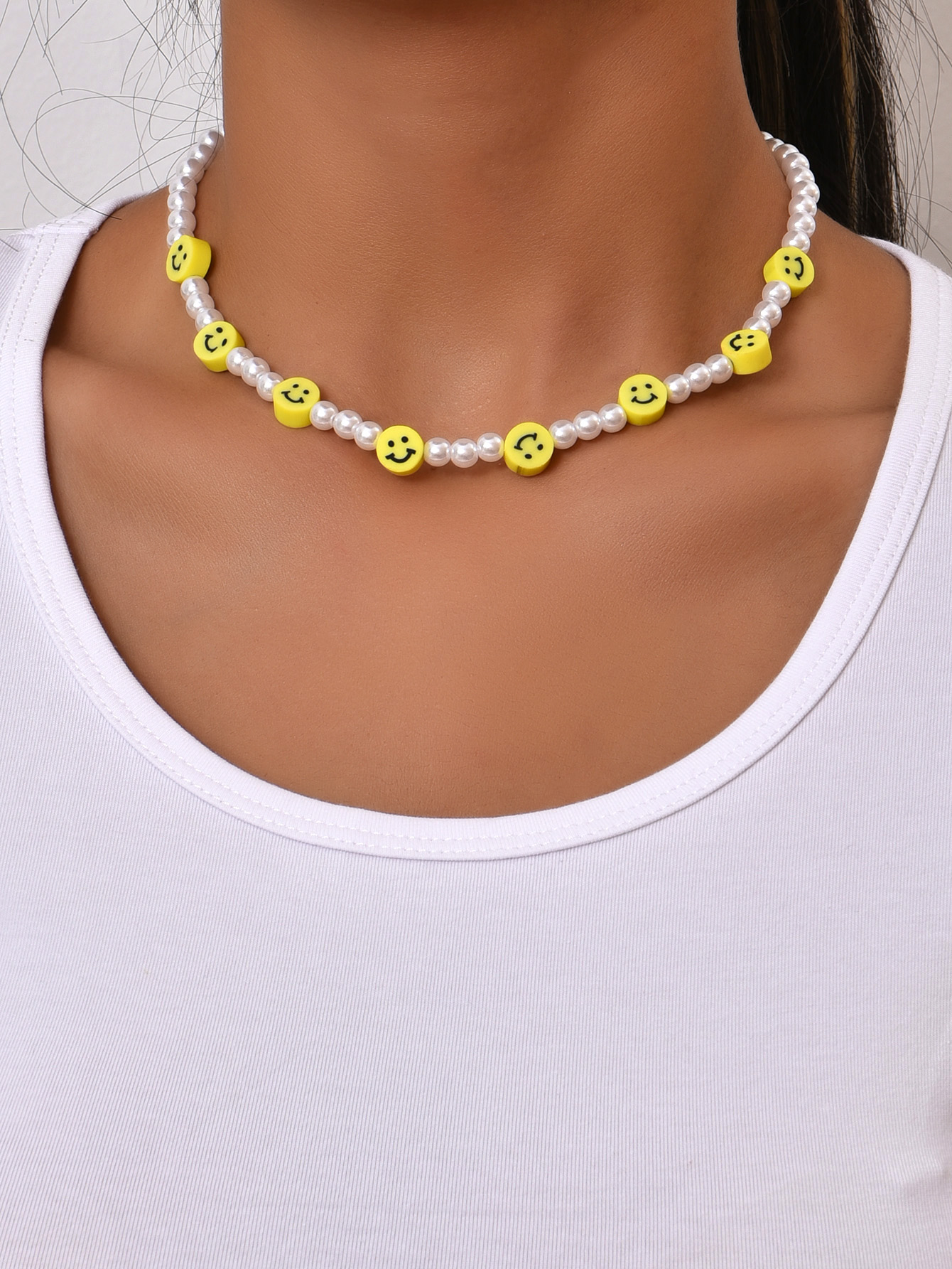 Wholesale Korean Retro Smiley Pearl Necklace Nihaojewelry display picture 4