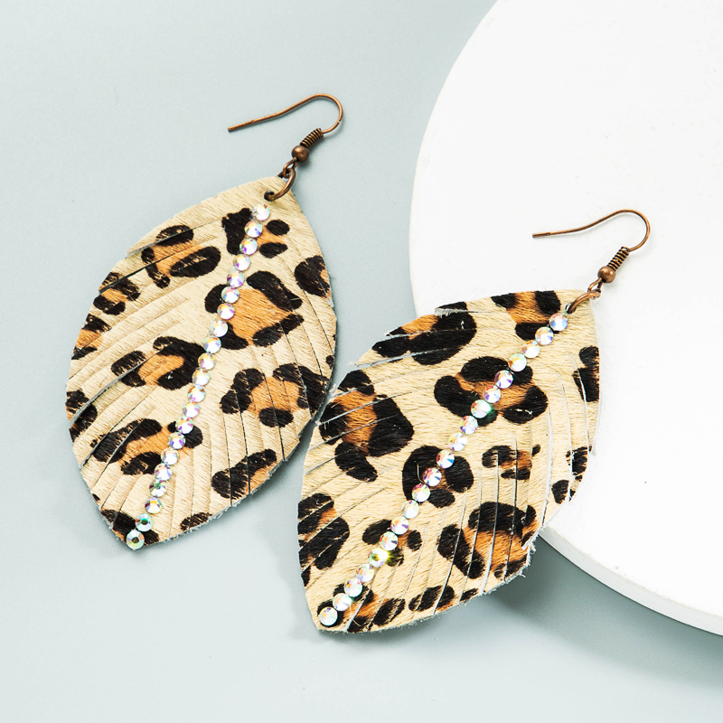 Wholesale Pendientes En Forma De Hoja De Leopardo Con Estampado De Cuero De Bohemia Nihaojewelry display picture 4