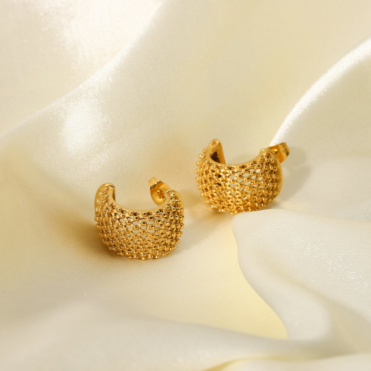 Vente En Gros Bijoux Boucles D&#39;oreilles En Acier Inoxydable À Carreaux Losange Creux Nihaojewelry display picture 8
