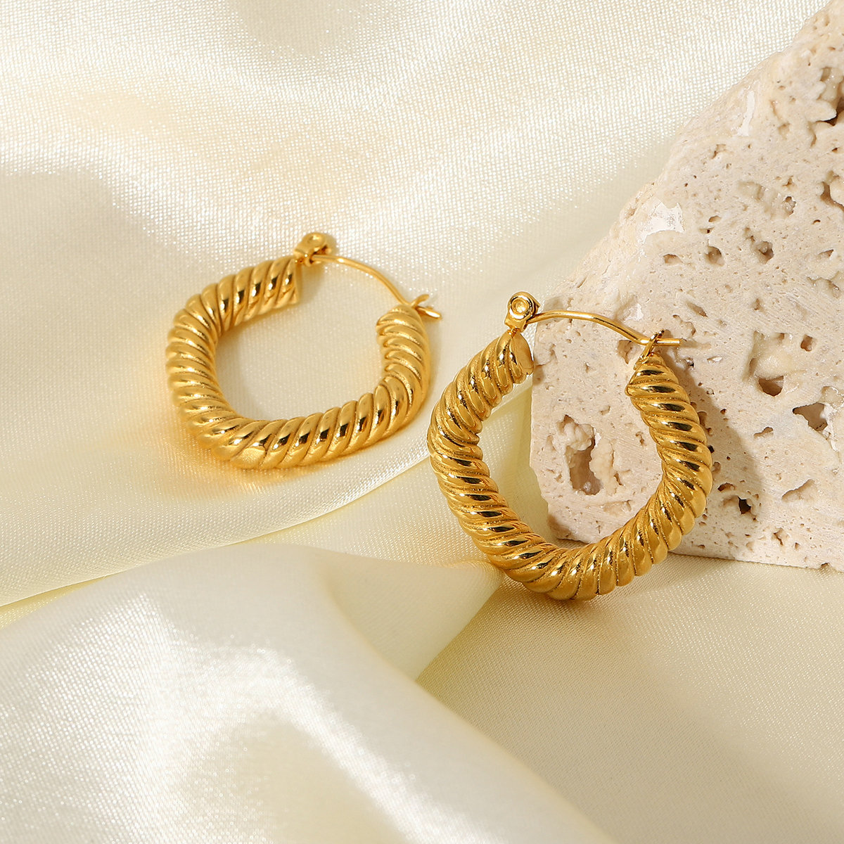 Vente En Gros Bijoux Enroulement Géométrique Boucles D&#39;oreilles En Acier Inoxydable En Forme De C Nihaojewelry display picture 2