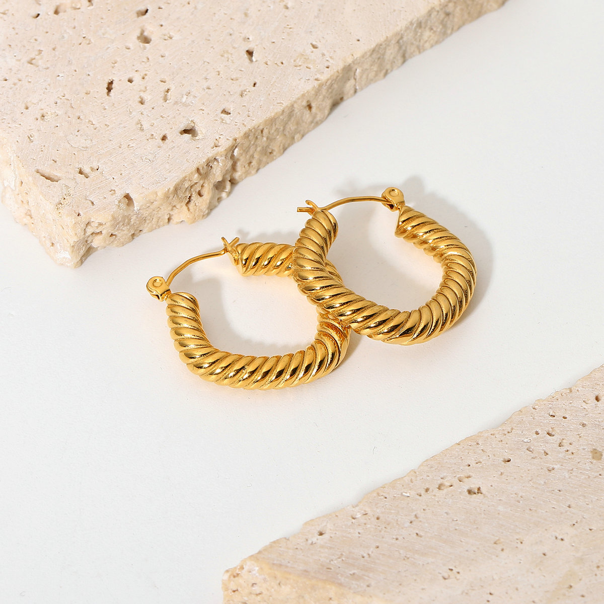 Vente En Gros Bijoux Enroulement Géométrique Boucles D&#39;oreilles En Acier Inoxydable En Forme De C Nihaojewelry display picture 3