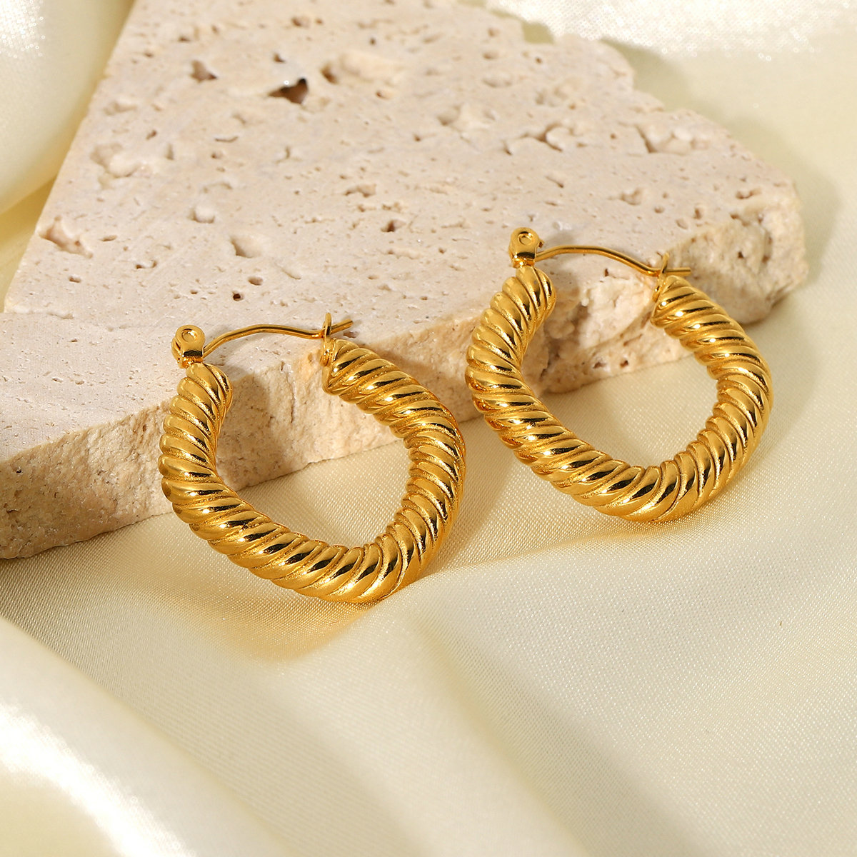 Vente En Gros Bijoux Enroulement Géométrique Boucles D&#39;oreilles En Acier Inoxydable En Forme De C Nihaojewelry display picture 4