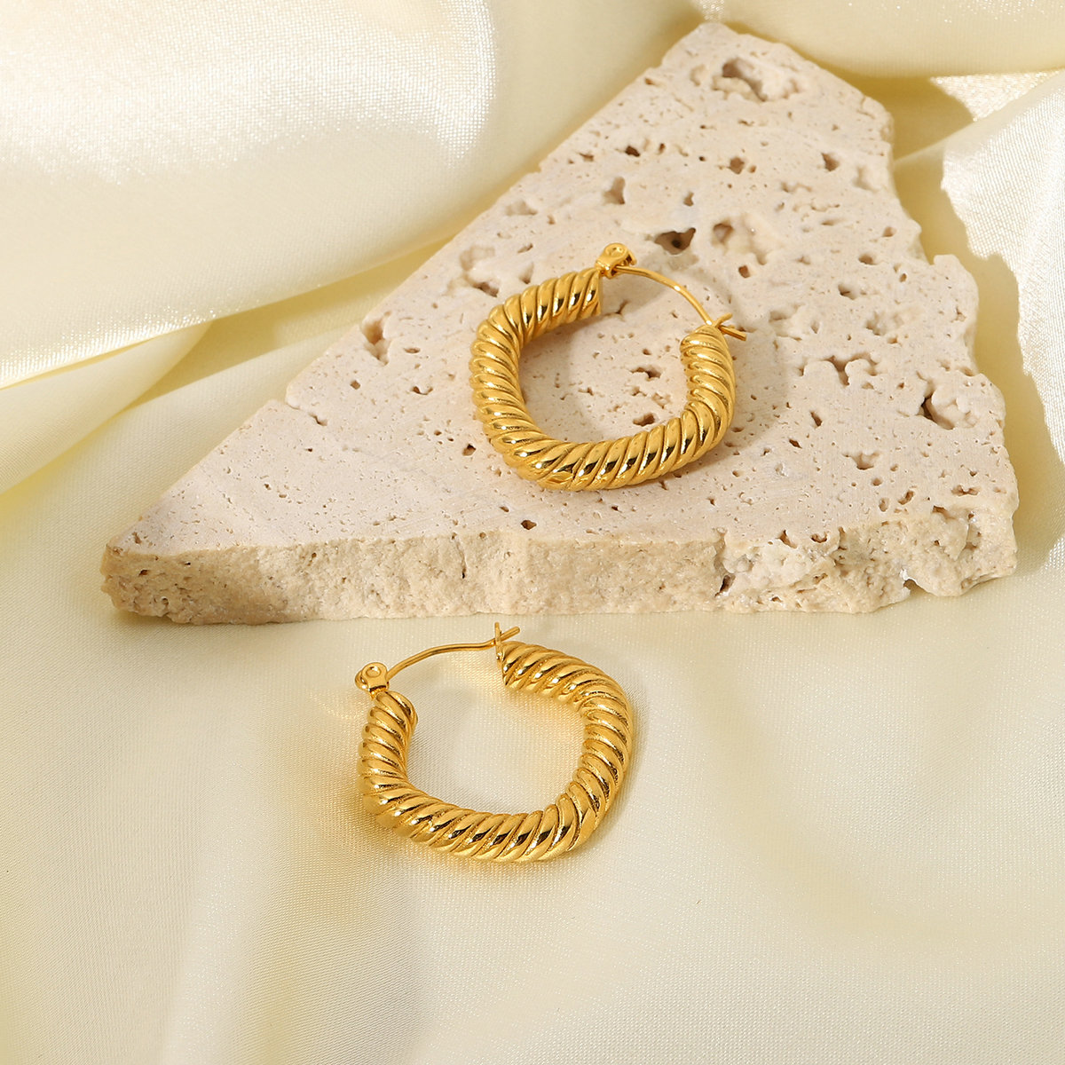 Vente En Gros Bijoux Enroulement Géométrique Boucles D&#39;oreilles En Acier Inoxydable En Forme De C Nihaojewelry display picture 5