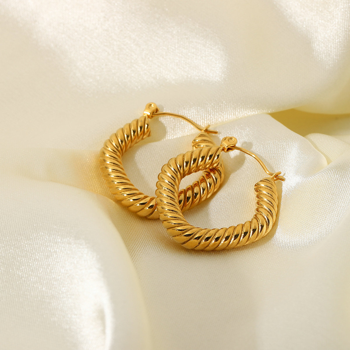 Vente En Gros Bijoux Enroulement Géométrique Boucles D&#39;oreilles En Acier Inoxydable En Forme De C Nihaojewelry display picture 7