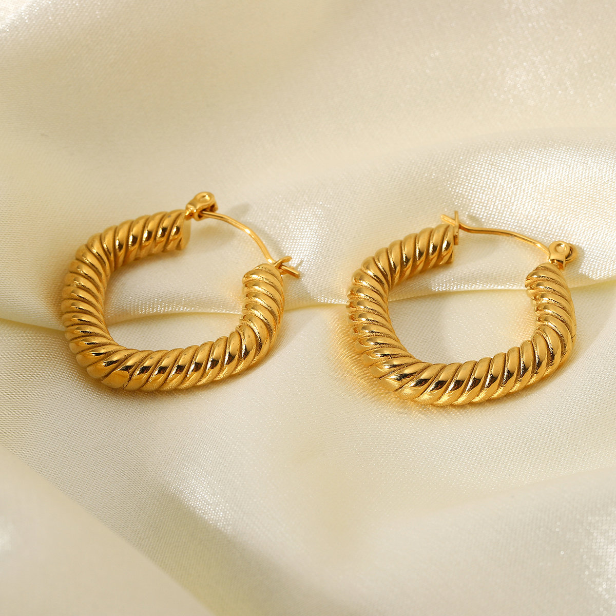 Vente En Gros Bijoux Enroulement Géométrique Boucles D&#39;oreilles En Acier Inoxydable En Forme De C Nihaojewelry display picture 8