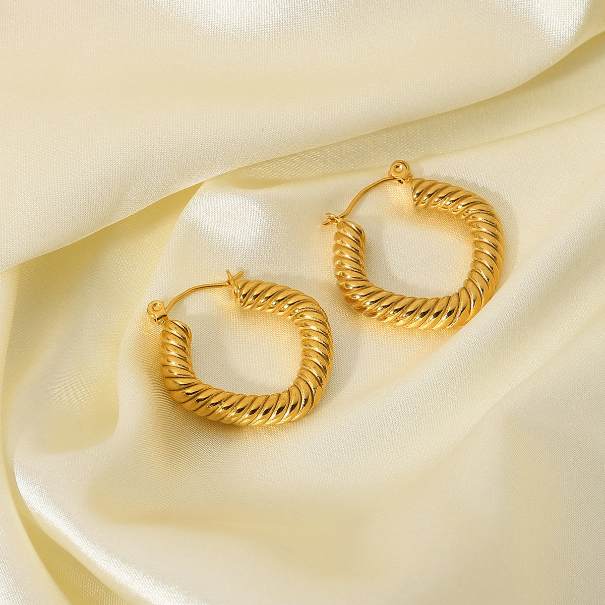 Vente En Gros Bijoux Enroulement Géométrique Boucles D&#39;oreilles En Acier Inoxydable En Forme De C Nihaojewelry display picture 9