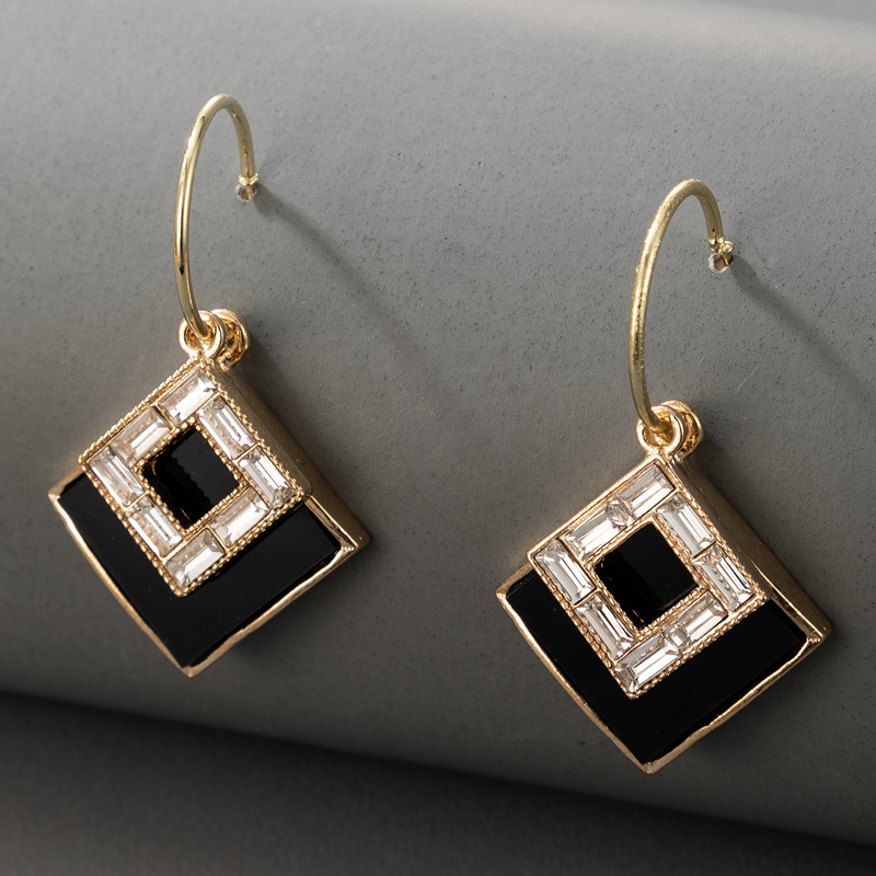 Nihaojewelry Wholesale Jewelry Retro Fashion Diamond Square Black And White Stitching Earrings display picture 2