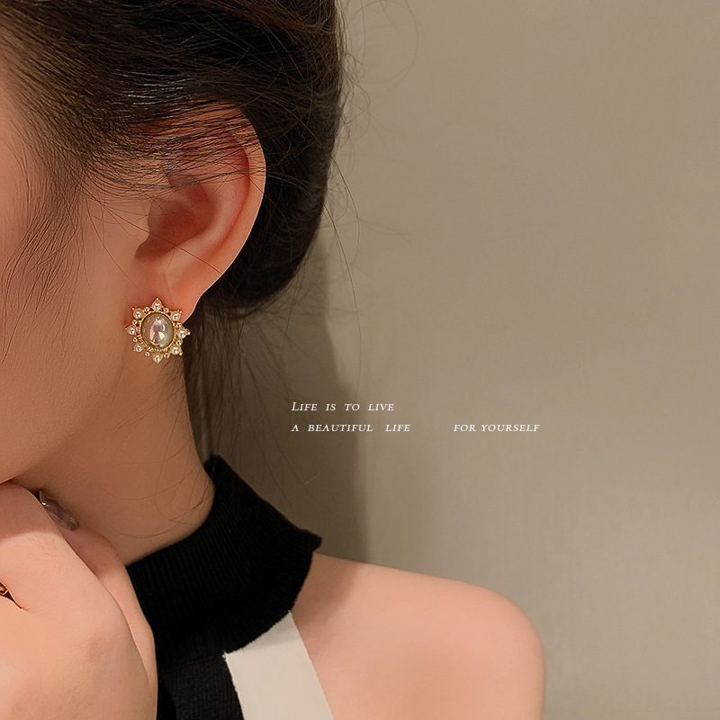 Fashion Pearl Oval Alloy Stud Earrings Wholesale Nihaojewelry display picture 5