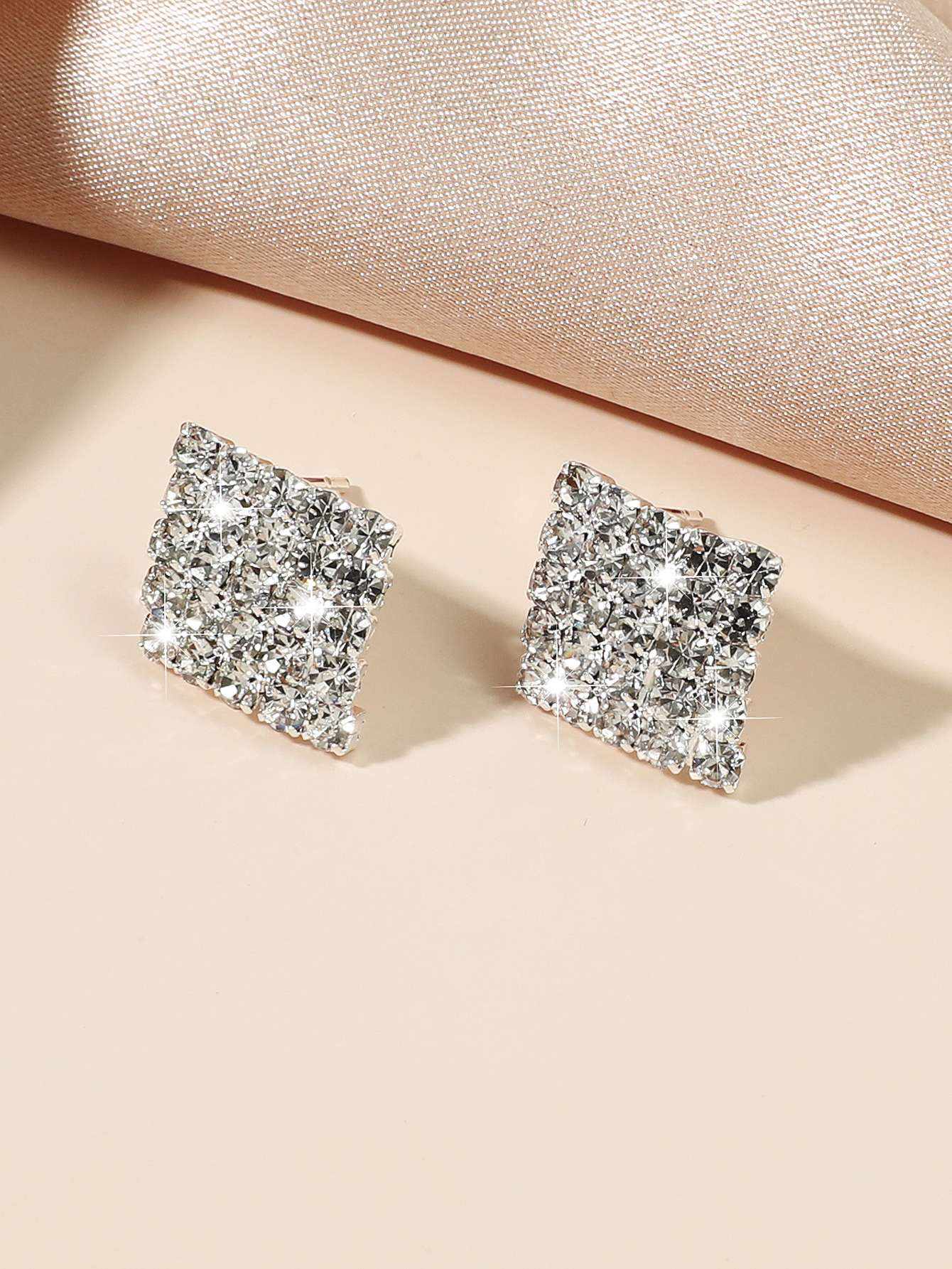 Boucles D&#39;oreilles Simples En Alliage Carré Plein De Diamants En Gros Nihaojewelry display picture 1