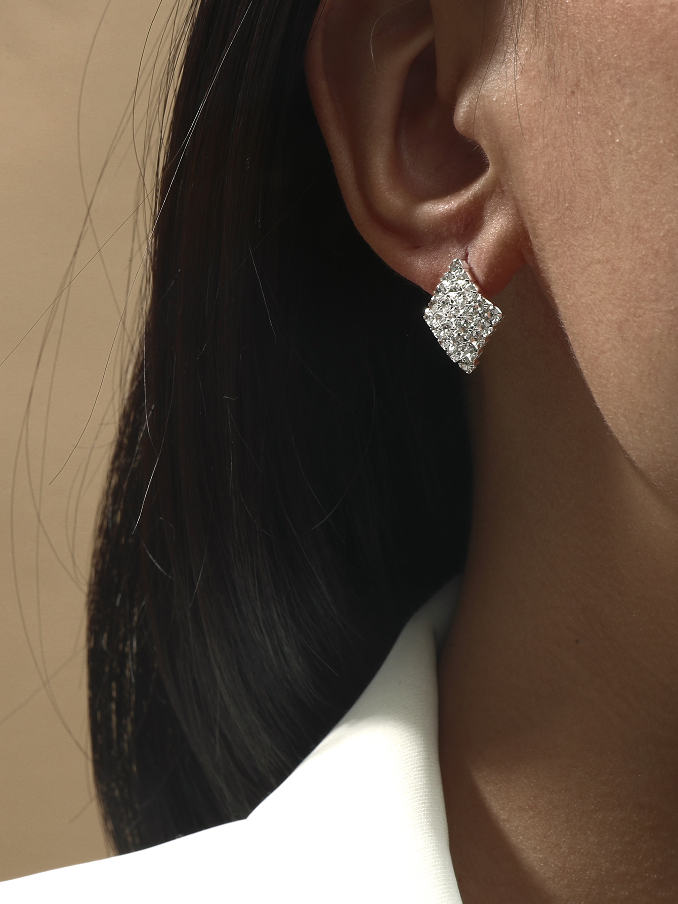 Boucles D&#39;oreilles Simples En Alliage Carré Plein De Diamants En Gros Nihaojewelry display picture 2