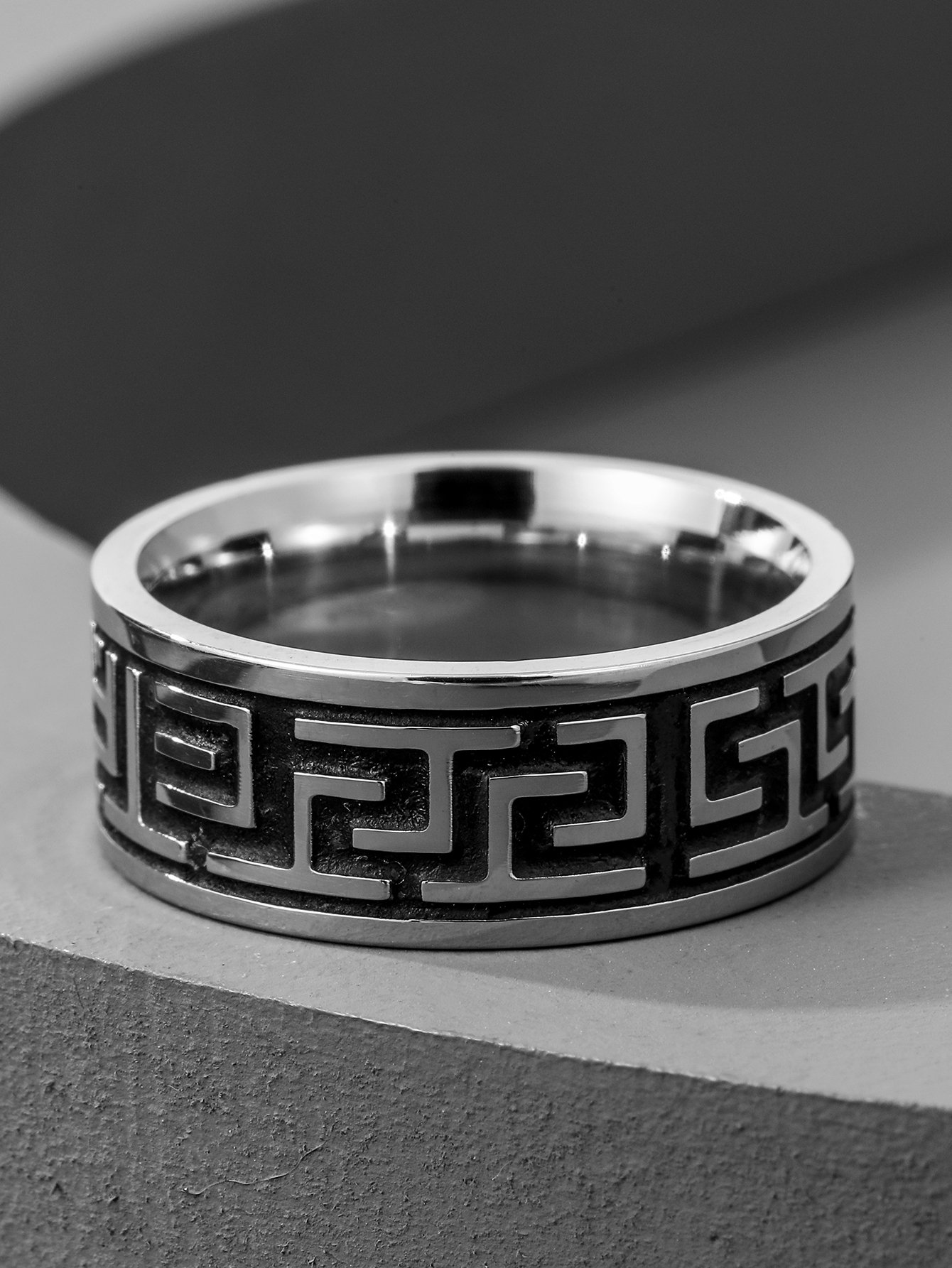 Vintage Geometric Carved Titanium Steel Ring Wholesale Nihaojewelry display picture 3