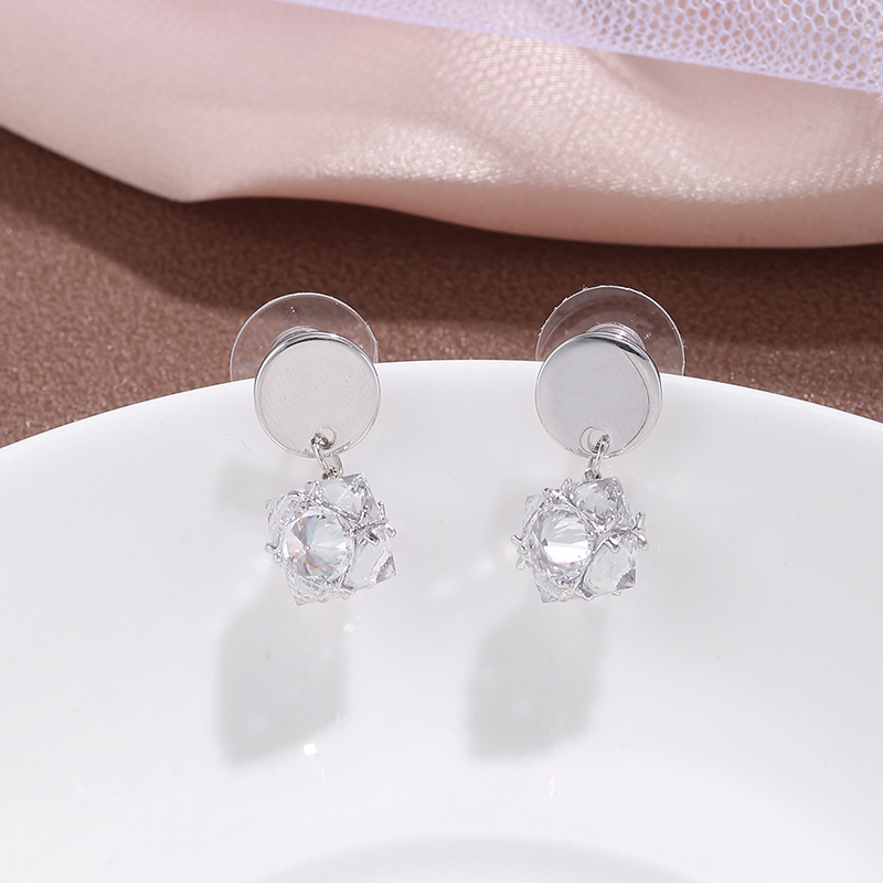 Großhandel Mode Zuckerwürfel Geometrische Kupfer Ohrringe Nihaojewelry display picture 4