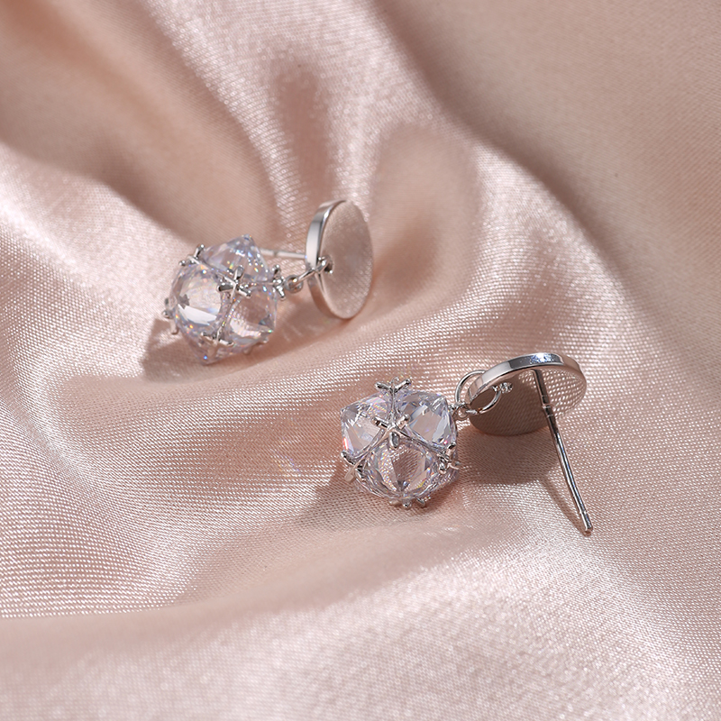Großhandel Mode Zuckerwürfel Geometrische Kupfer Ohrringe Nihaojewelry display picture 7