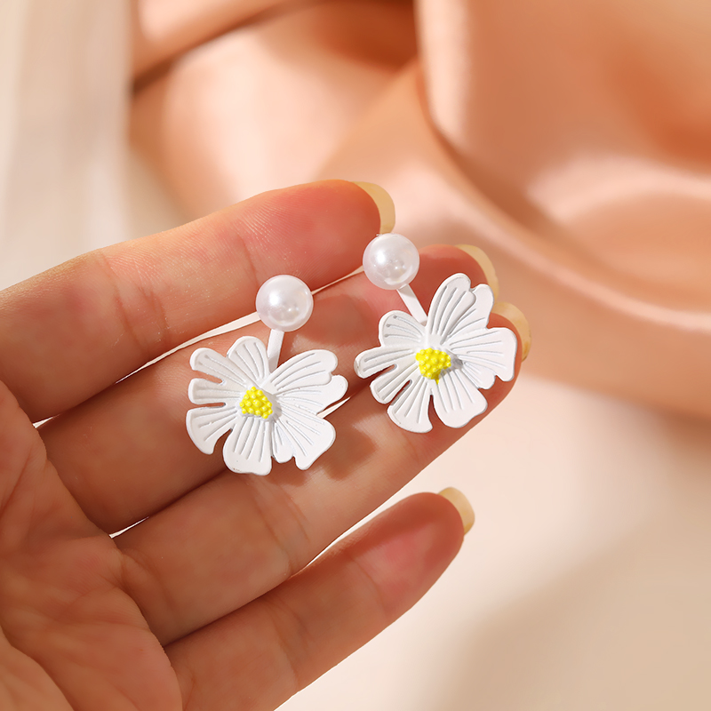 Wholesale Korean White Flower Pearl Earrings Nihaojewelry display picture 1