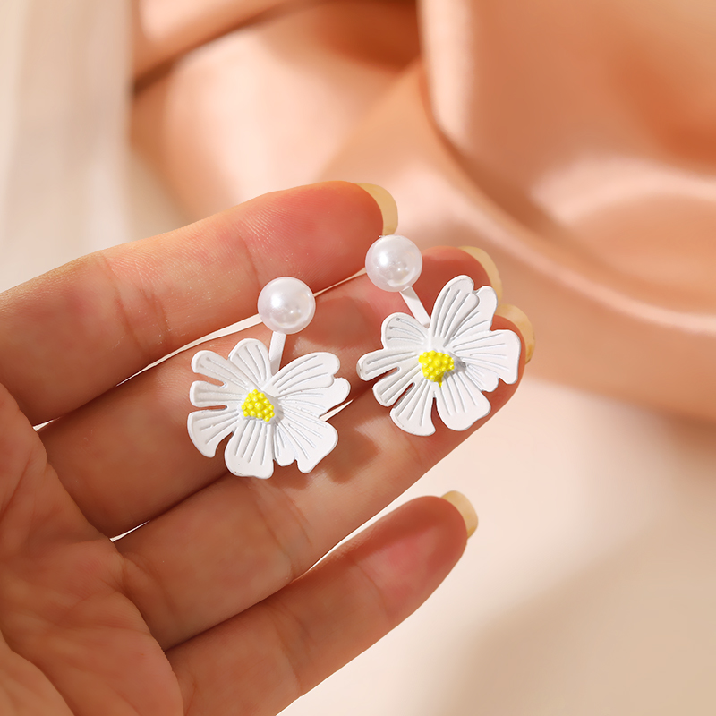 Wholesale Pendientes De Perlas De Flores Blancas Coreanas Nihaojewelry display picture 1