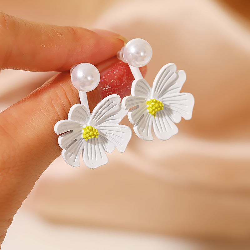 Wholesale Korean White Flower Pearl Earrings Nihaojewelry display picture 2