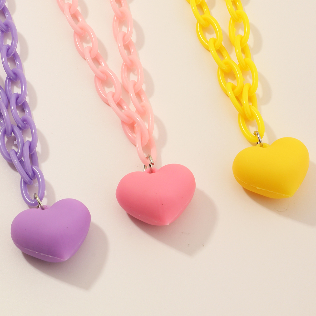 Acrylic Thick Chain Heart Pendant Necklace Wholesale Nihaojewelry display picture 3
