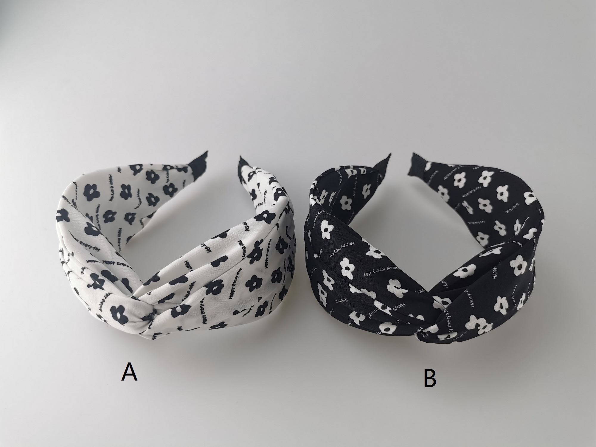 Simple Fashion Black White Knotted Smile Face Headband Wholesale Nihaojewelry display picture 1