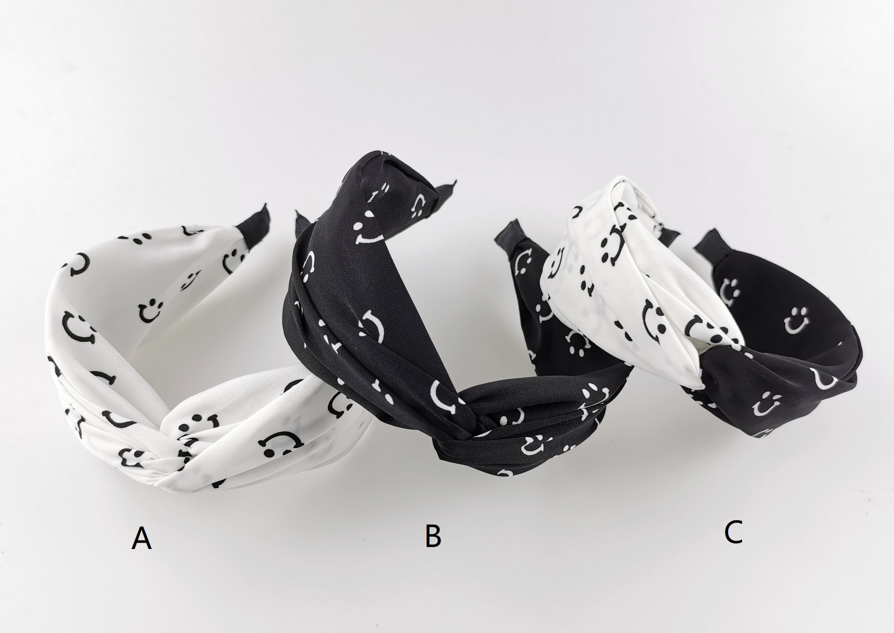 Simple Fashion Black White Knotted Smile Face Headband Wholesale Nihaojewelry display picture 4