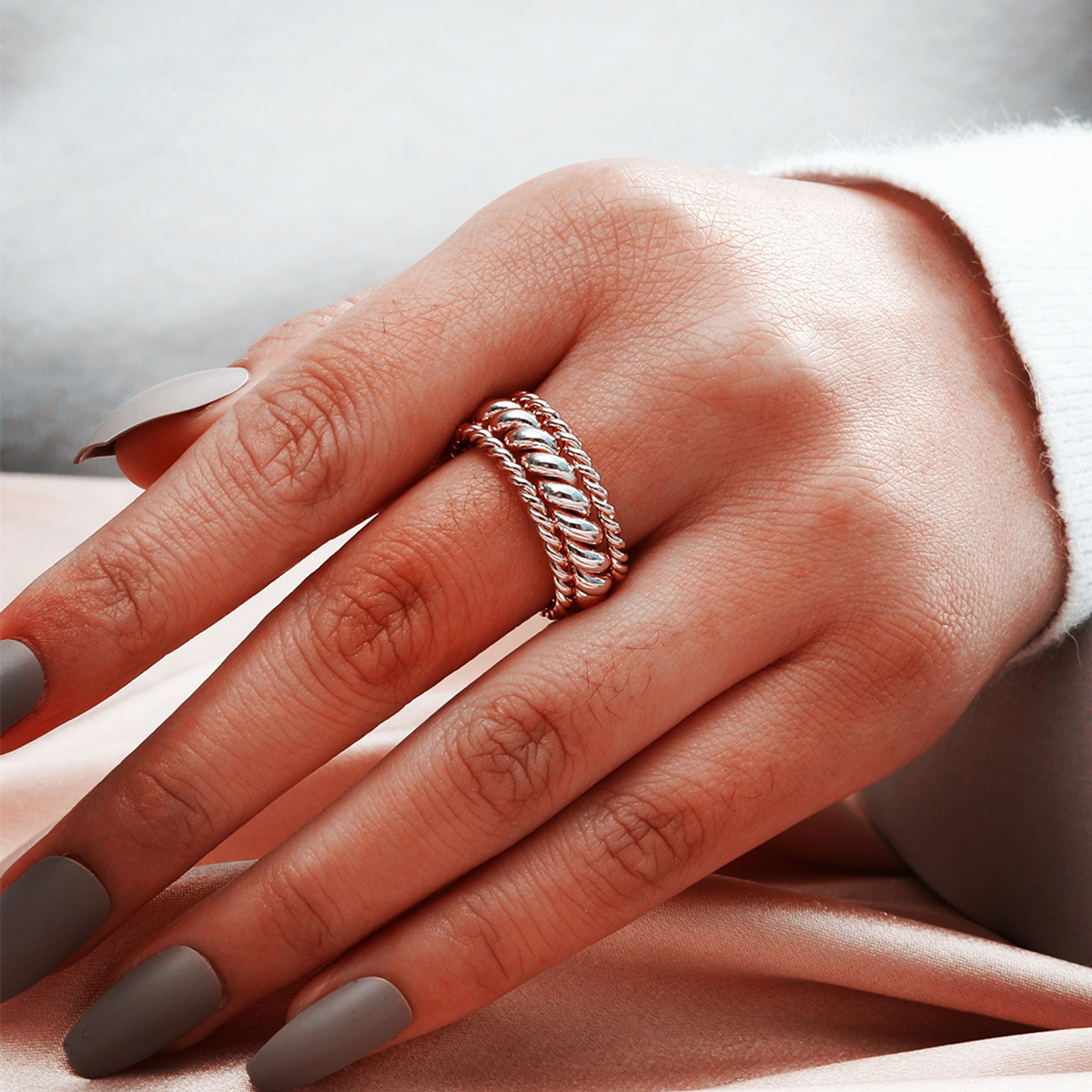 Korean Retro Twist Open Ring Fashion Senior Index Finger Temperament Female Ring display picture 1