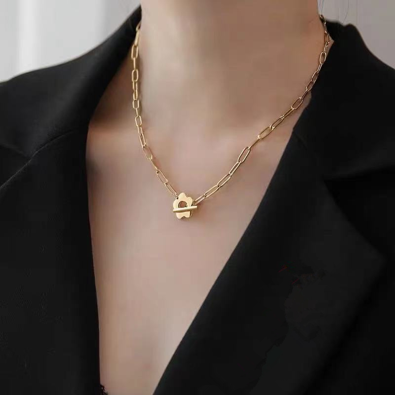 Light Luxury Niche Daisy Flower Titanium Steel Necklace Summer 2021 New Female Titanium Steel Simple Clavicle Chain display picture 2