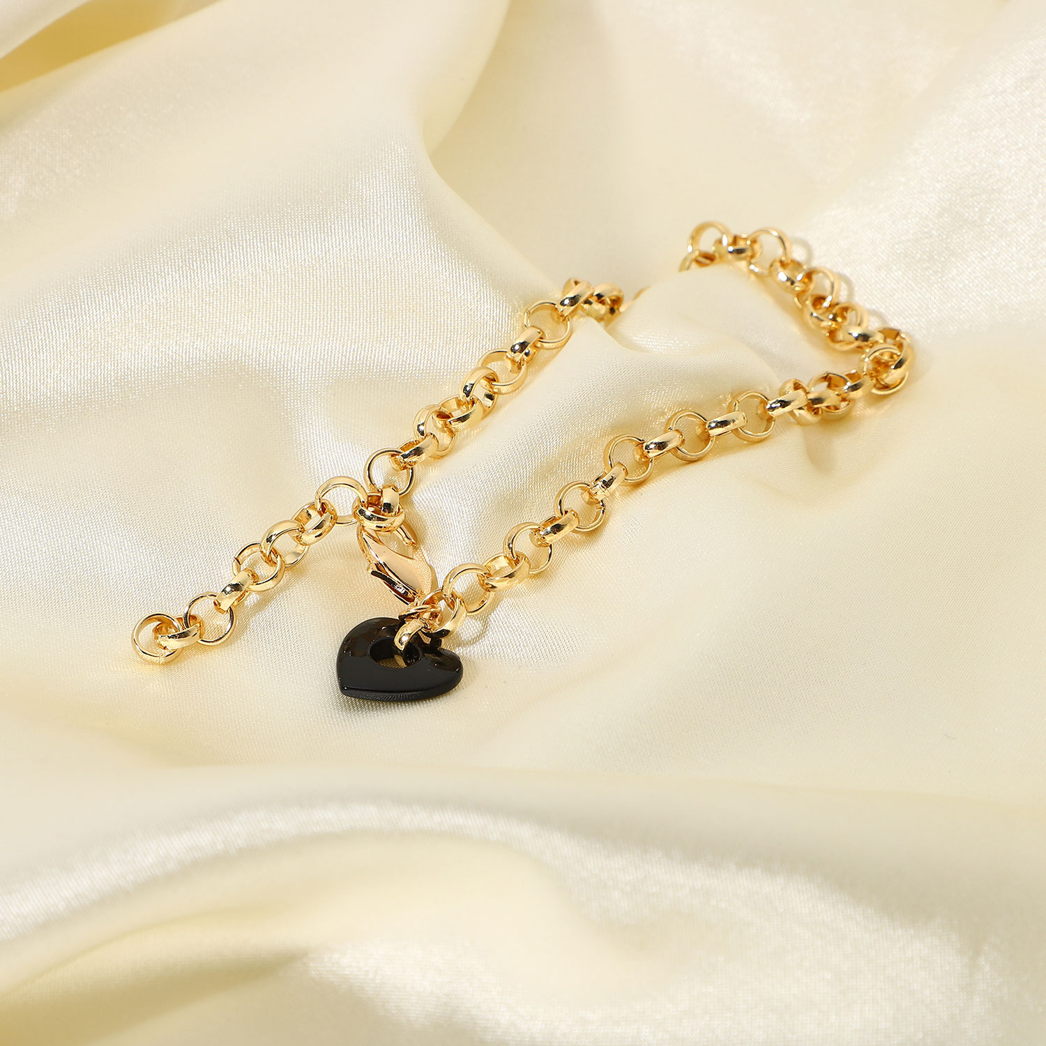 Simple Gold Chain Black Heart Bracelet Wholesale Nihaojewelry display picture 3