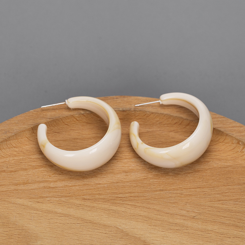Neue Acryl Retro Geometrische C-förmige Ohrringe Mode Einfache Ohrringe display picture 5