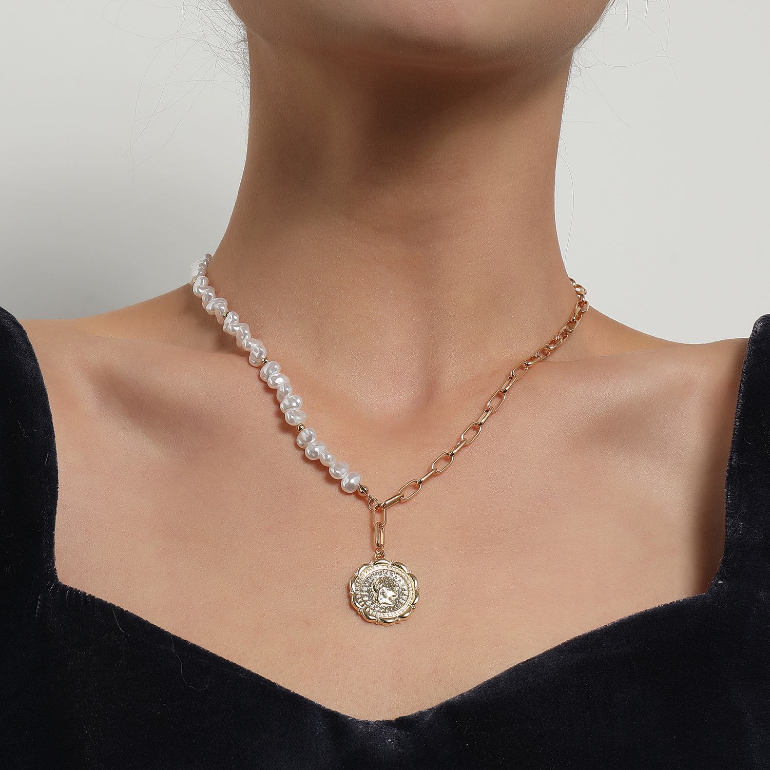 Europäische Und Amerikanische Perlengeprägte Königin-anhänger-halskette Für Frauen Im Großhandel display picture 2