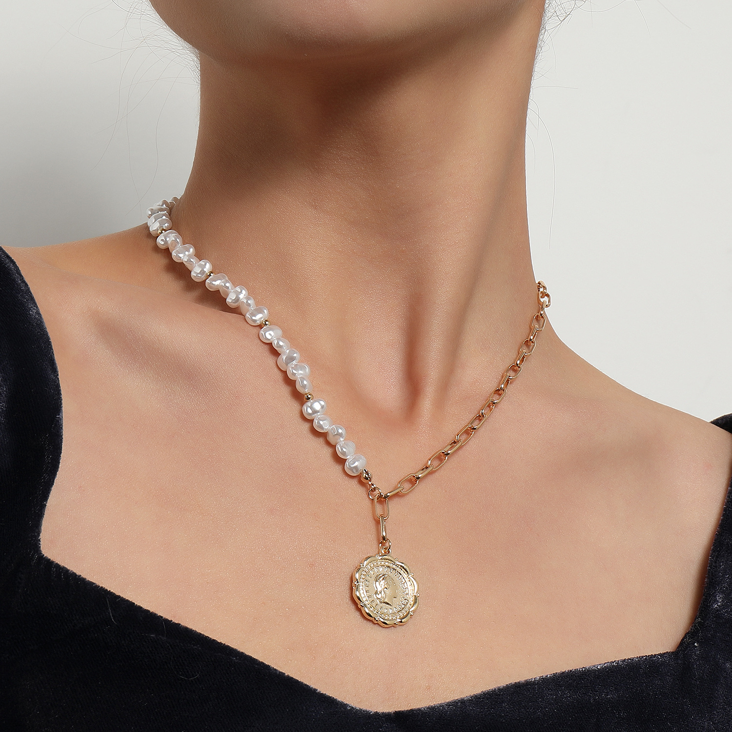 Europäische Und Amerikanische Perlengeprägte Königin-anhänger-halskette Für Frauen Im Großhandel display picture 3