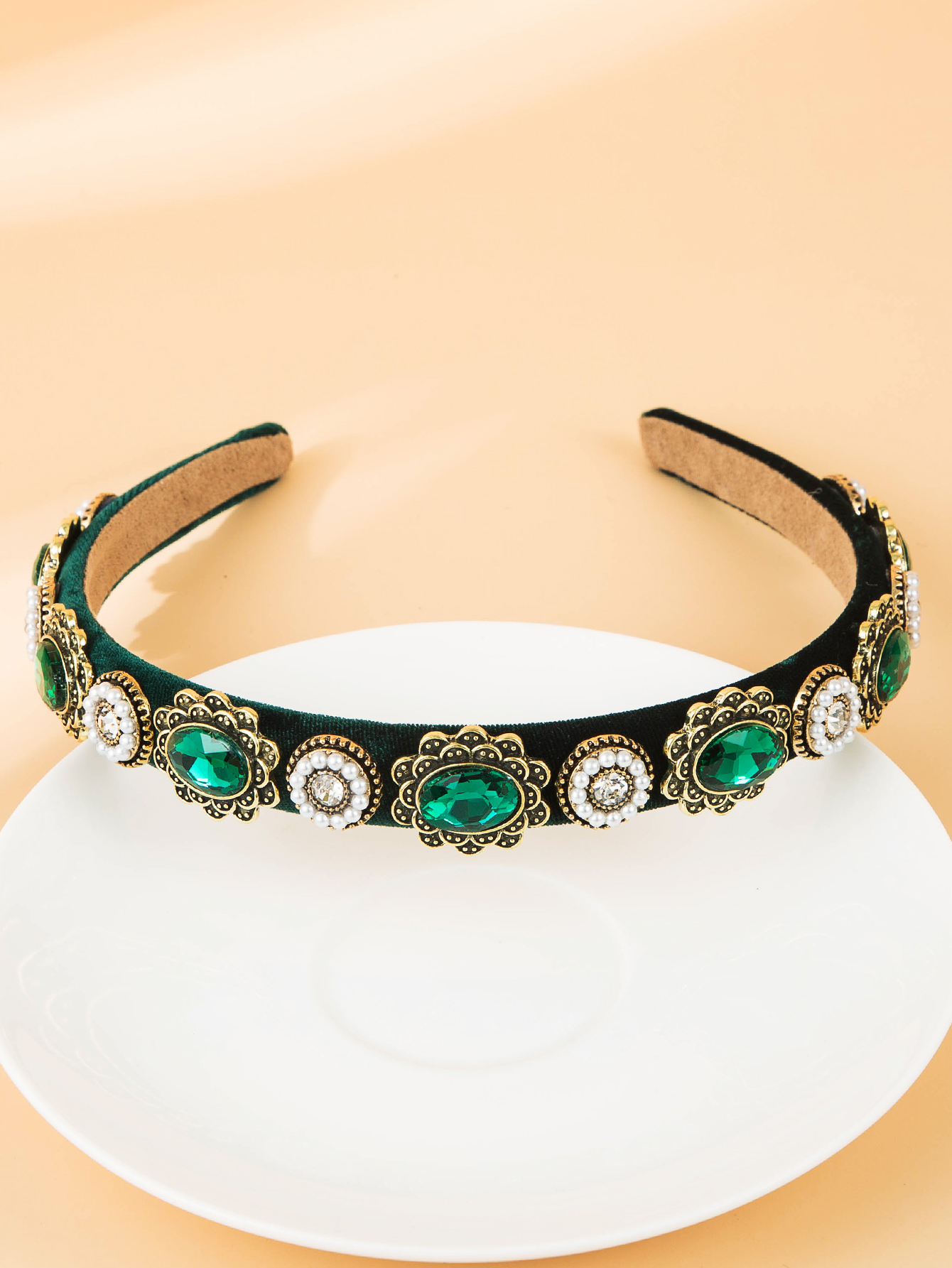 Diadema Con Borde Fino Y Adorno De Perlas Con Incrustaciones De Diamantes Verdes display picture 5