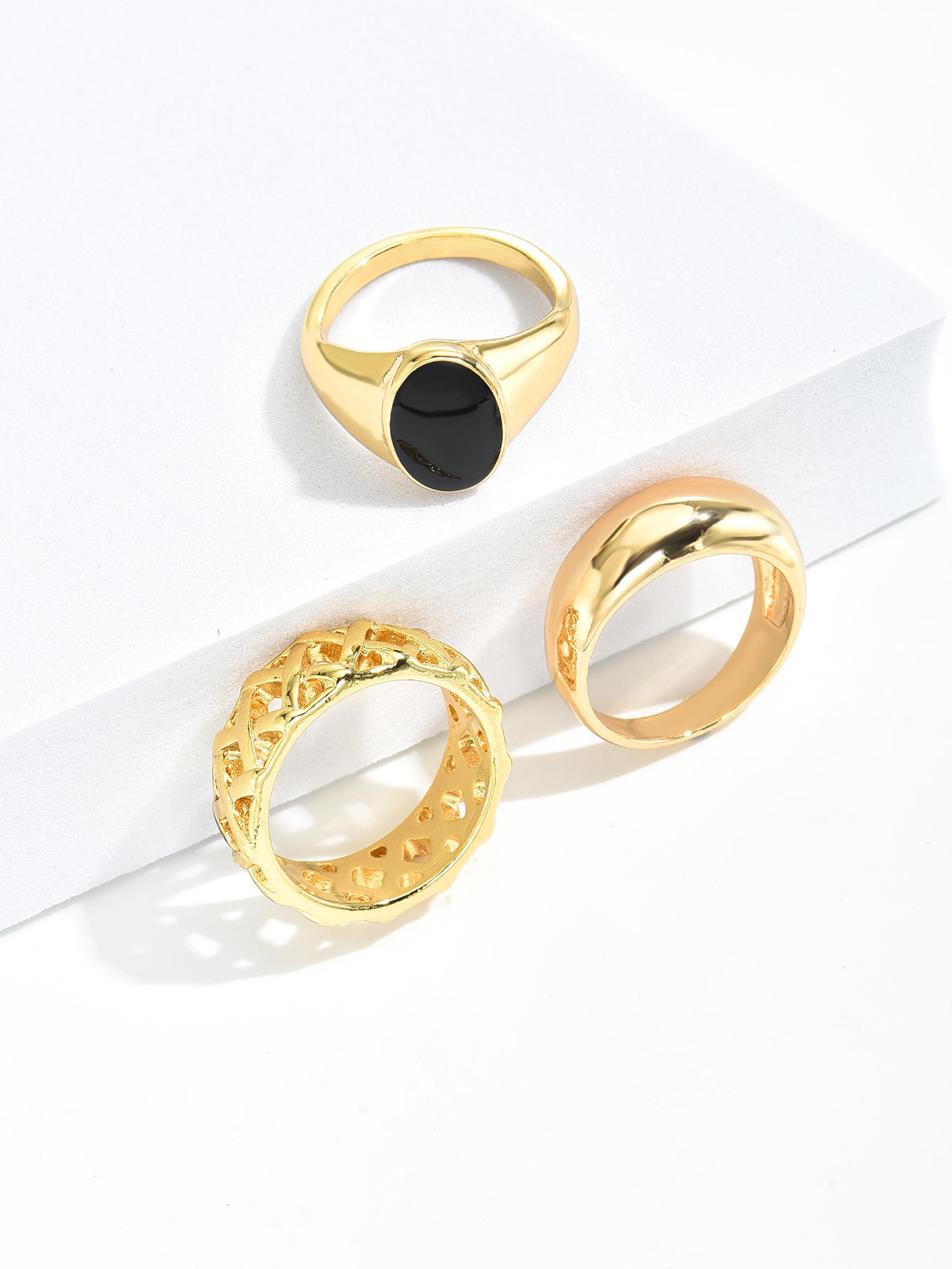 Vintage Wide Face Geometric Hollow Contrast Color Alloy Ring Wholesale display picture 2