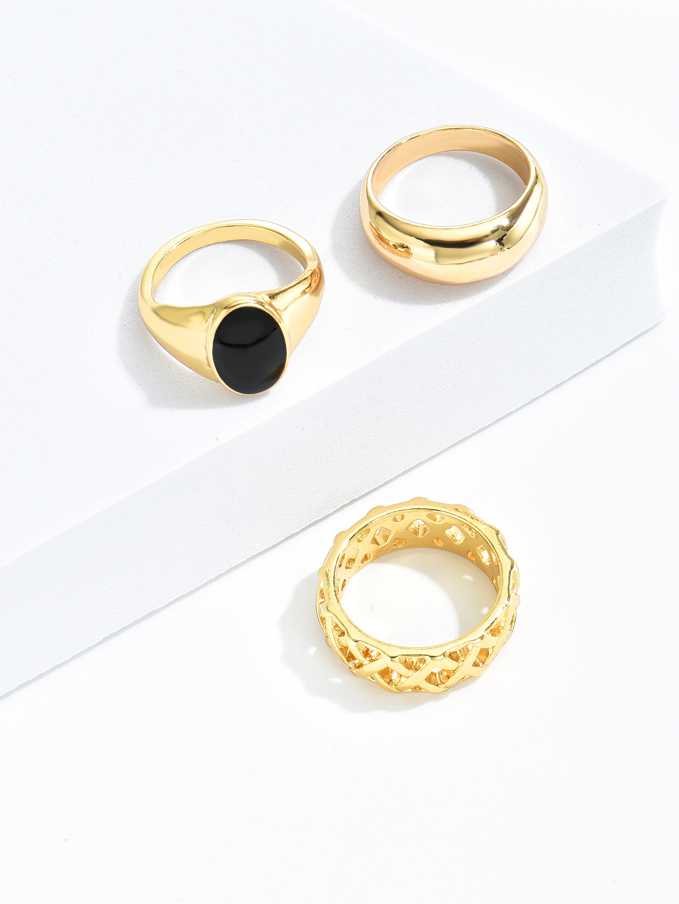 Vintage Wide Face Geometric Hollow Contrast Color Alloy Ring Wholesale display picture 3