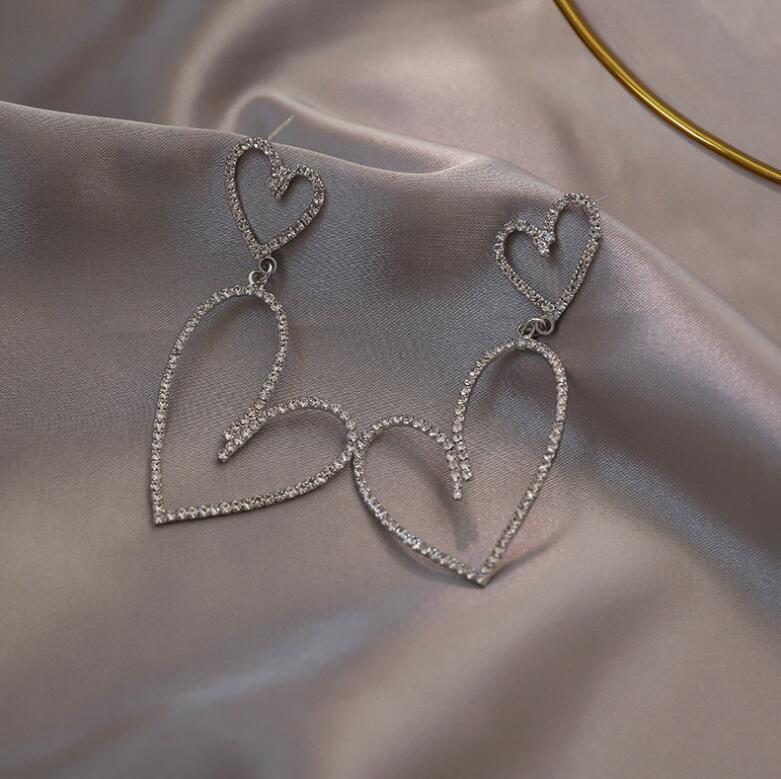 Simple Geometric Exaggerated Double Heart Metal Earrings display picture 4