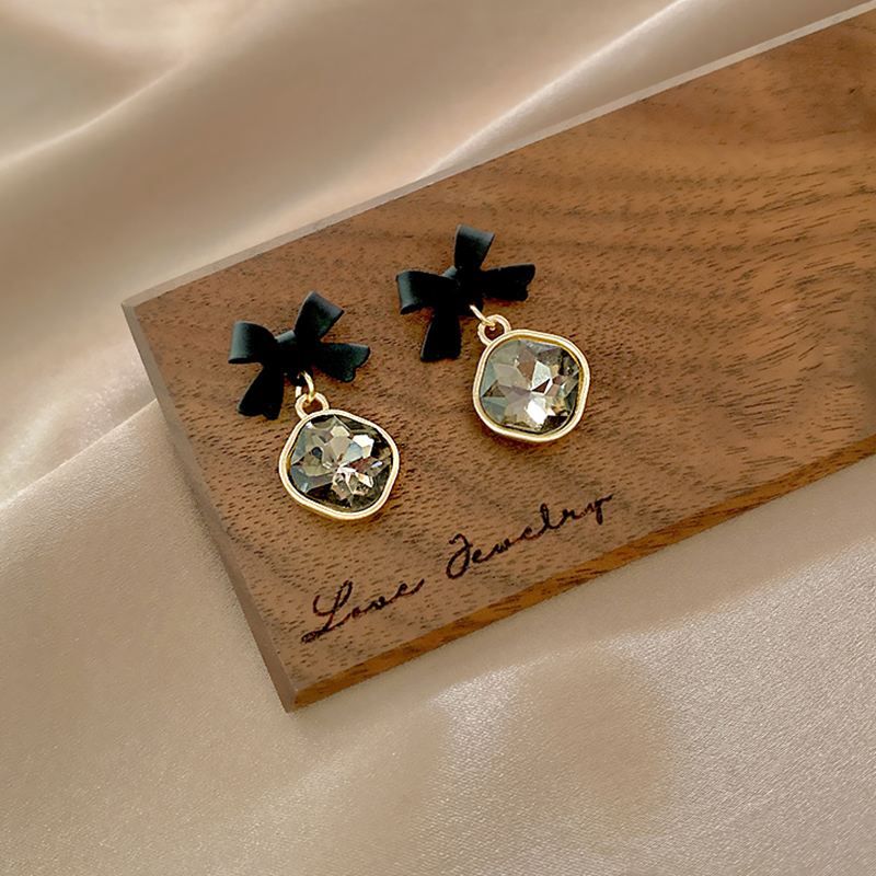 Lady Niche Bow Retro Luxury Elegant Ear Stud Earrings display picture 5