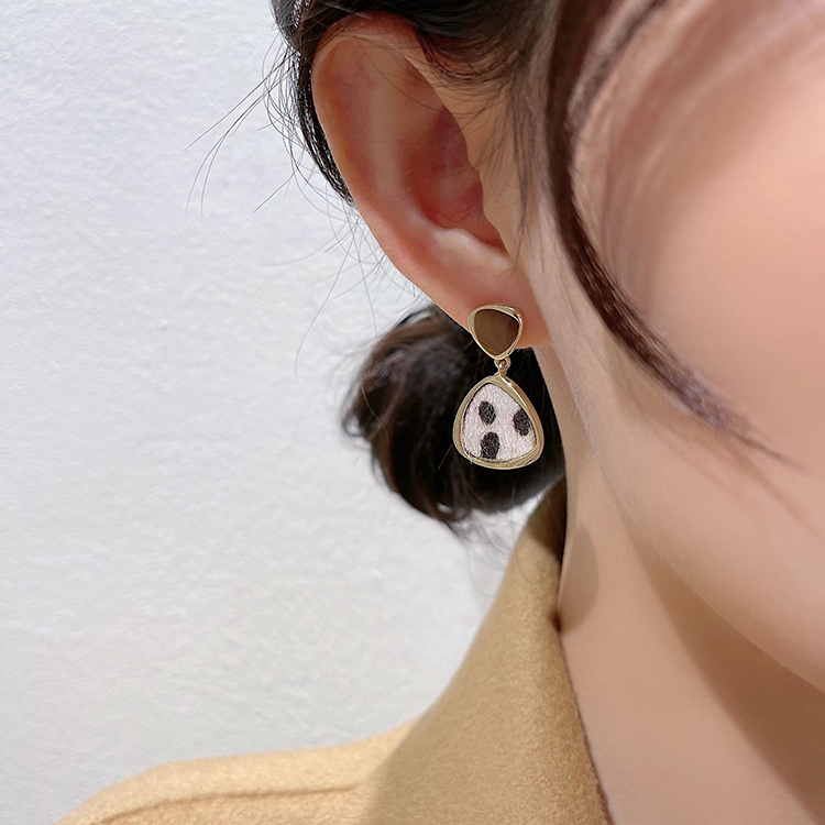 Korean Retro Leopard Print Autumn And Winter Light Luxury Earrings Wholesale display picture 3