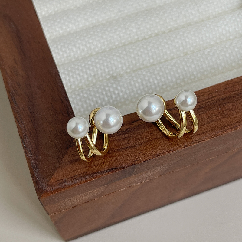 Korean Light Luxury Pearl Niche Design Earrings Women Wholesale display picture 1