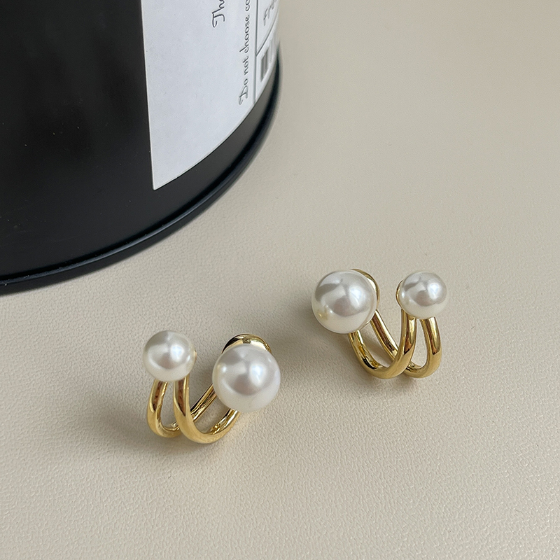 Korean Light Luxury Pearl Niche Design Earrings Women Wholesale display picture 2