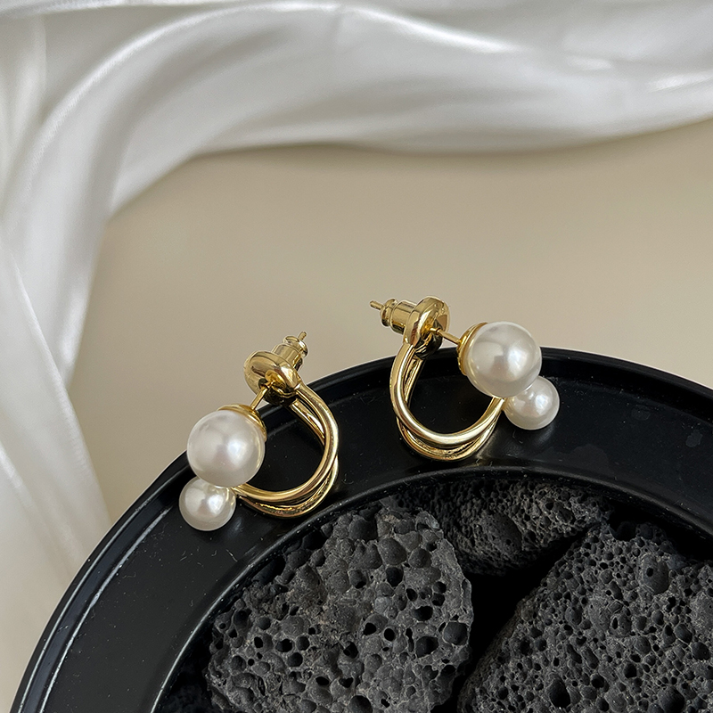 Korean Light Luxury Pearl Niche Design Earrings Women Wholesale display picture 3