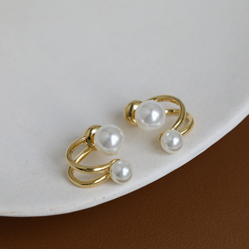 Korean Light Luxury Pearl Niche Design Earrings Women Wholesale display picture 4