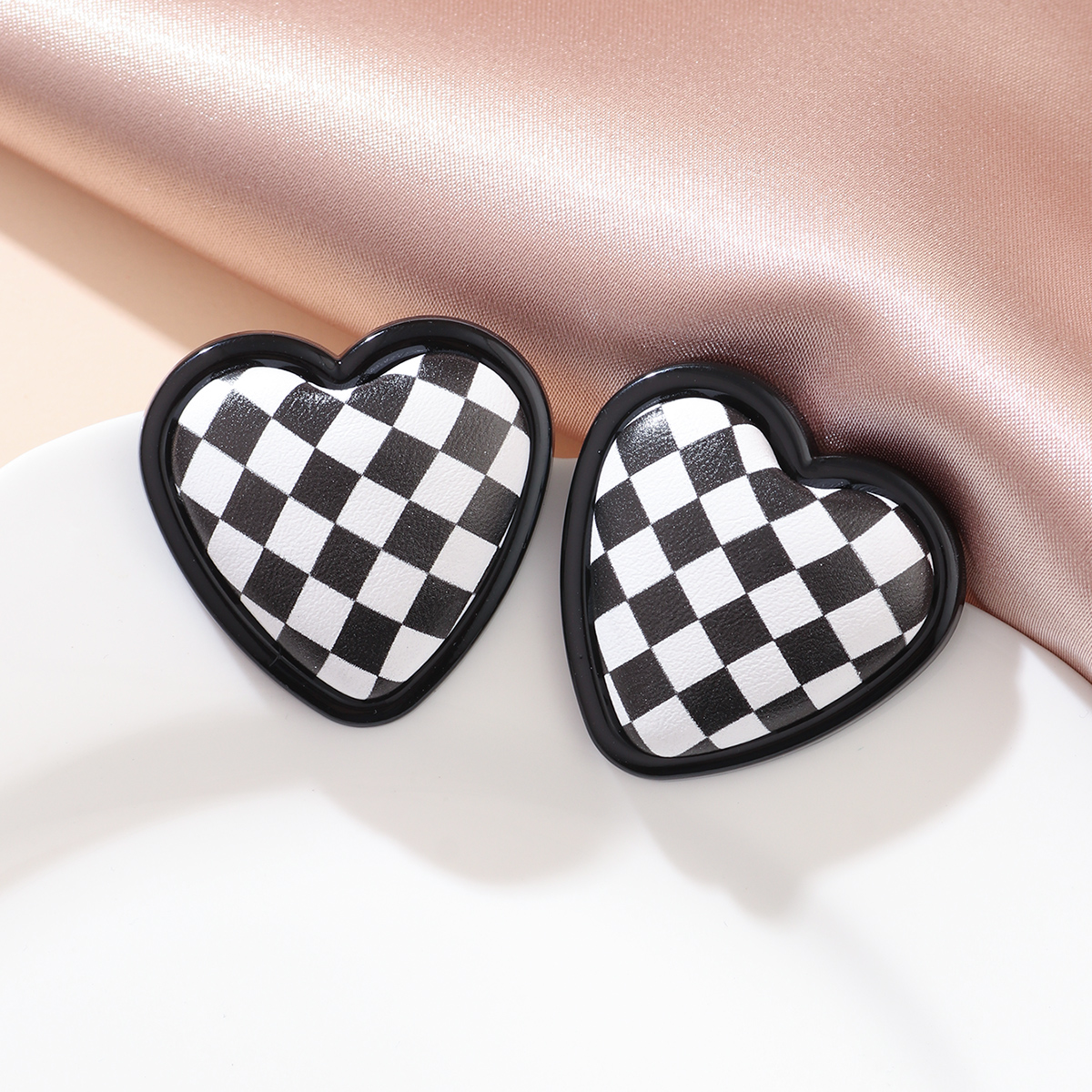 New Fashion Heart Geometric Black And White Plaid Earrings Jewelry display picture 2