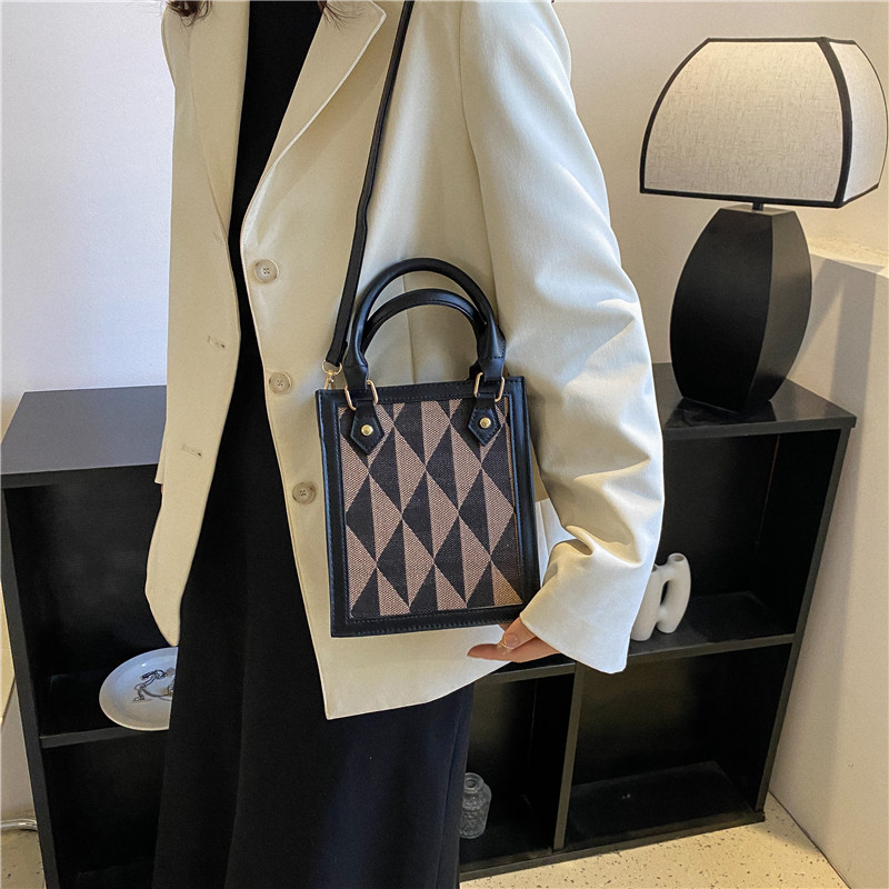 Women's Autumn Pu Leather Canvas Maple Leaf Vintage Style Square Zipper Handbag display picture 3