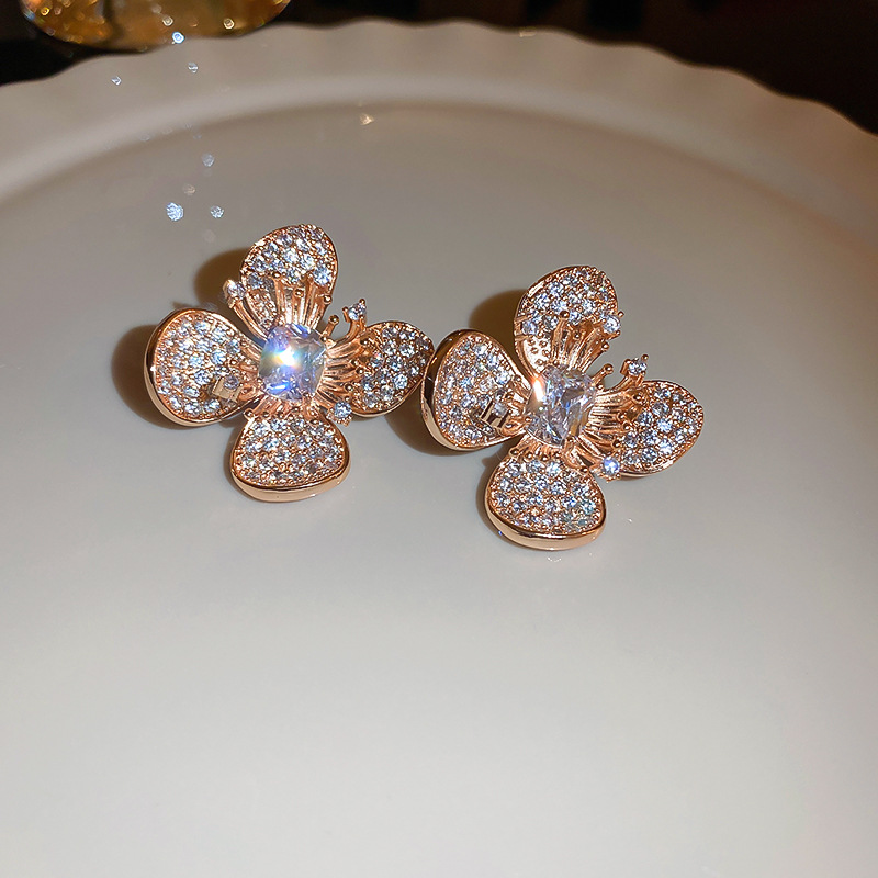 Fashion Flower Copper Inlay Crystal Pearl Ear Studs 1 Pair display picture 1