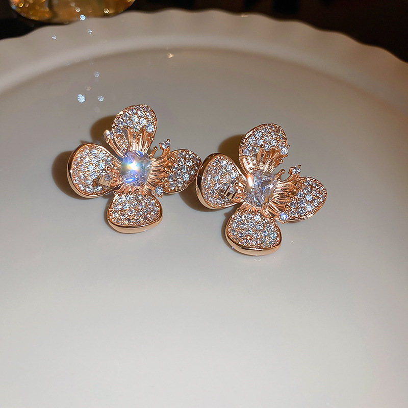 Moda Flor Cobre Embutido Cristal Perla Pendientes 1 Par display picture 1