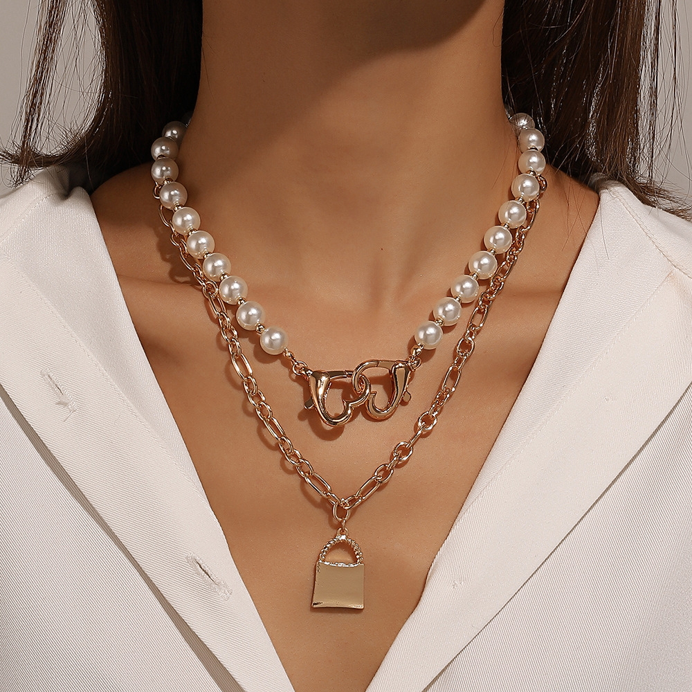 Retro Geometric Lock Imitation Pearl Alloy Inlay Rhinestones Women's Layered Necklaces 1 Piece display picture 2