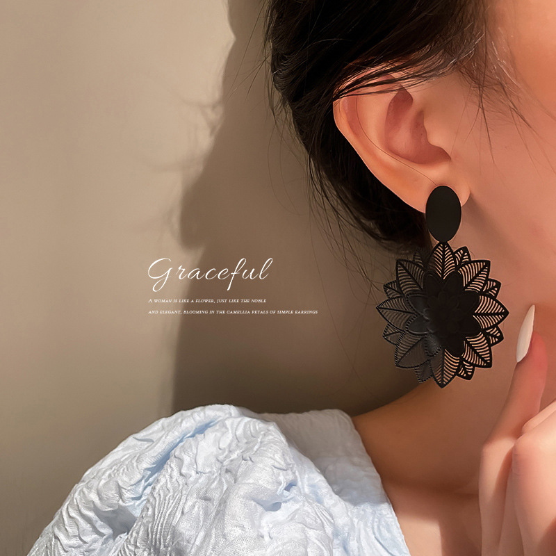 Fashion Flower Alloy Hollow Out Women's Drop Earrings 1 Pair display picture 2